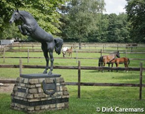 The Ratina Z statue at Stud farm Zangersheide in Lanaken, Belgium. The Ratina Z Clone foal in the background :: Photo © Dirk Caremans