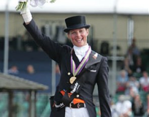 Adelinde Cornelissen: Flowers in the air and all smiles