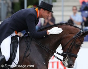 Patrick van der Meer pats Uzzo after a great GP Special ride in Aachen :: Photo © Astrid Appels