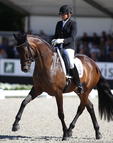 Dorothee Schneider on Sisters Act von Rosencarree (by Sandro Hit x Royal Diamond). Schneider rode two horses in the final, her student one. All three of those horses are owned by Sissy Max-Theurer!