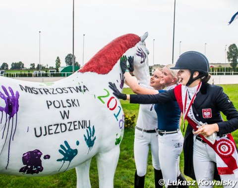 The junior medalists decorate the Championship horse