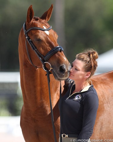 Lots of cuddling while waiting for the trot up. Ida Mattisson with Edison van Twinwood