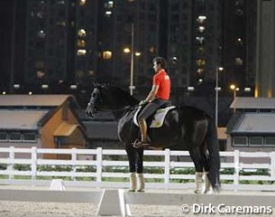 Jordi and Prestige at the 2008 Olympic Games with the Hong Kong skyscrapers in the background :: Photo © Dirk Caremans