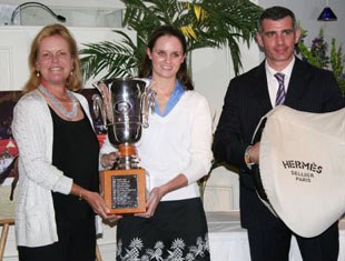 Laura Noyes receives the Lionel Guerrand-Hermès Trophy
