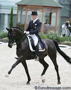 Belgian Jeroen Devroe and Apollo van het Vijverhof exceeded the expectations. Their ride was soft and sweet with smooth piaffe and passage. Only in the one tempi's the young dark bay gelding got behind the vertical.