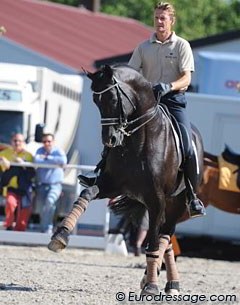 The 2010 CDIO Aachen was all about Totilas. The black pearl won all three CDIO classes. here you see Edward schooling him