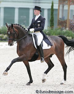 Matthias Rath & Sterntaler had a loss of rhythm in the first extended trot and half pass right. The first piaffe was ok, but in the second the horse jerked his right hind high. The canterwork was excellent but they didn't do enough steps of piaffe at X.
