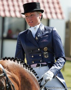High fashion has reached Germany. Following in the footsteps of many Dutch riders (and American Catherine Haddad) who have tailcoats tailormade in different colours, Anja Plonzke rode with her version of a purple satin coat.