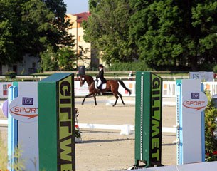 The dressage arena at the 2010 CDI-W Sopot; jumps are quickly moved aside and judges have to sit in cars while judging the class