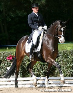 Kilian Hüttner and Priegnitz performing an S-level test in a snaffle