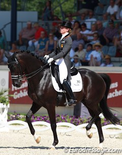 Morgan Barbançon Mestre and Painted Black rode soft and effortless transitions between the passage and trot extensions. Two issues in the one tempi changes reduced the score a bit