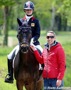 Phoebe Peters on SL Lucci, flanked by Charlotte Dujardin who recently gave her 5-year old to Phoebe to ride