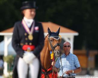 Dufour on the highest step of the podium, Rune Willum holding Cassidy :: Photo © Astrid Appels