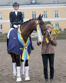 Rebecca Mauleon and 5-year old champion Athena at the 2018 Swedish Warmblood Young Horse Championships :: Photo © Swedehorse