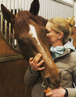 Jessica von Bredow-Werndl with the new arrival in the barn, Freddie Mercury
