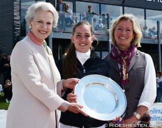 HRH Princess Benedikte and Nicole Siesbye-Suhr with this year's prize winner Cathrine Dufour :: Photo © Ridehesten