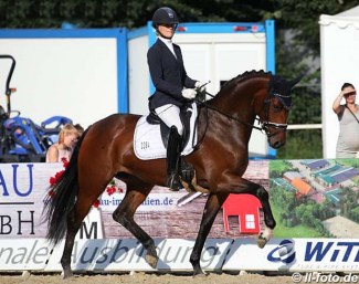Patricia Munz and Mia La Rouge at the 2019 Oldenburg Young Horse Championships :: Photo © LL-foto