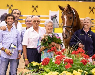 Top priced horse Semino JU with his new owners from the Stud Sola Nogales. :: Photo © Juliane Fellner