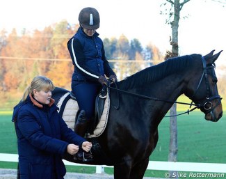 Hand position and direction shown to the rider from above :: Photo © Silke Rottermann