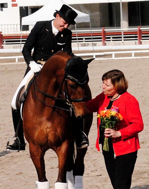 Quintana and Benema with judge Maria Colliander in the prize giving at the 2018 CDI Mexico City