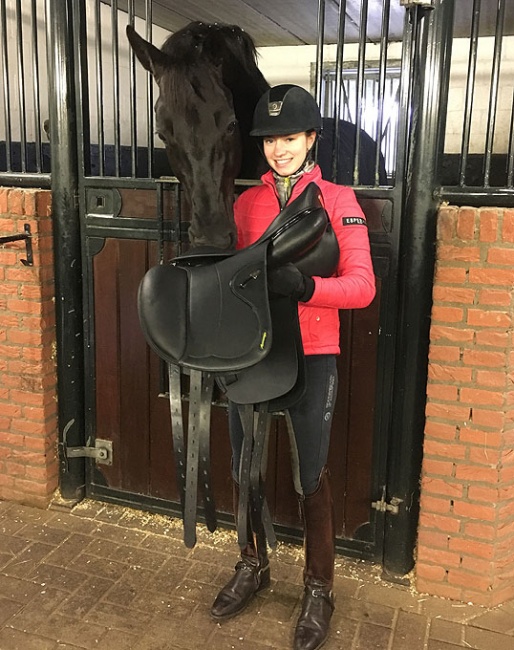 Charlotte Fry with her new Amerigo Pasubio Masterclass saddle, being inspected by her 2018 European Under 25 Champion mount Glamourdale