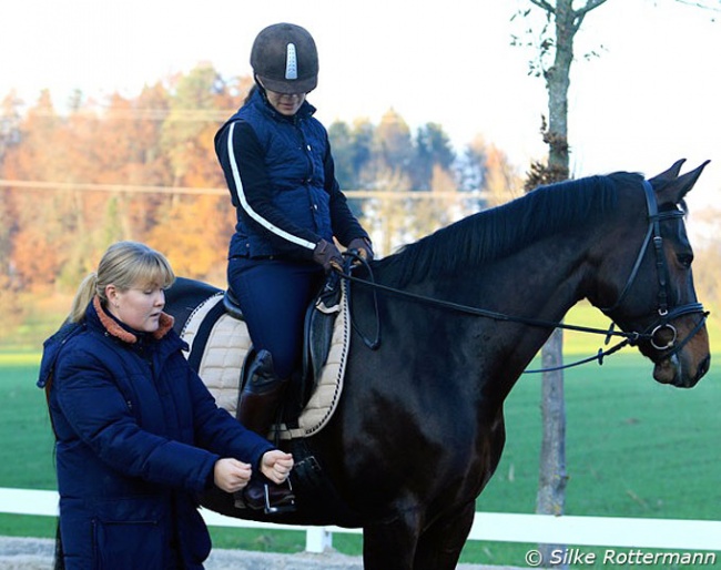 Hand position and direction shown to the rider from above :: Photo © Silke Rottermann