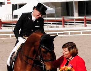 Quintana and Benema with judge Maria Colliander in the prize giving at the 2018 CDI Mexico City
