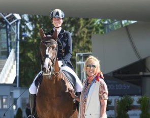 Jana Kun on Clement V, flanked by her mother and CDI Aachen show organizer Renate Dahmen :: Photo © Barbara Schnell