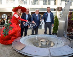 Cherry Queen Jule, Hagen's mayor Peter Gausmann, host Ullrich Kasselmann and French show jumping rider Julien Epaillard pour water into the fountain of nations :: Photo © Stefan Lafrentz
