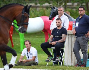 The Portuguese team of Campline Horses watching Brazilian Joao Marcari Oliva and Escorial Horsecampline warm up :: Photo © Astrid Appels