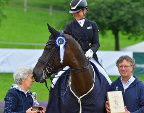 First Romance and show host Evelyn Haim-Swarovski have a TLC moment during the prize giving at the 2022 CDI Fritzens :: Photo © Max Schreiner
