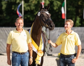 Johannes Westendarp (left), breeder and owner of the 2022 Hanoverian Elite mare champion Exclusive. Son Mathis, a highly successful German youth team rider in show jumping, presented the mare in hand:: Photo © Hannoveraner Verband