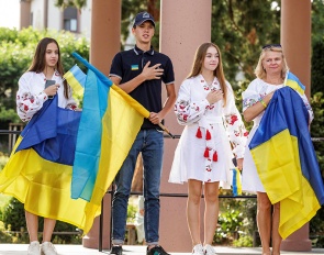 Hand on heart - The Ukrainian junior team with chef d'equipe Maria Dzhumadzhuk at the opening ceremony on the Kronberg marketplace :: Photo © Stefan Lafrentz