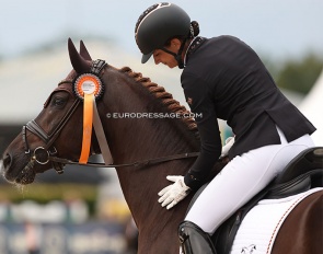 Stefanie Wolf pats San to Alati getting ready for the prize giving ceremony :: Photo © Astrid Appels