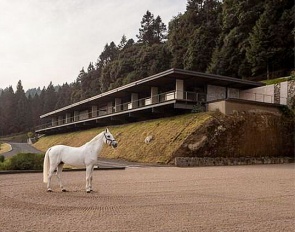 Piedra Grande Equestrian Clubhouse :: Photo © César Belio, provided by Ortiz
