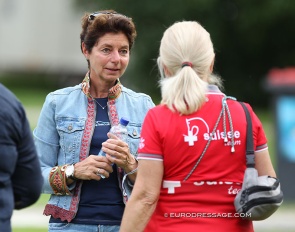 Monica Theodorescu in conversation with Swiss youth team captain Heidi Bemelmans at the CDIO Hagen in 2021 :: Photo © Astrid Appels