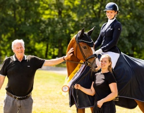 Hanoverian 3-year old mare champion Senorita La Bonita with breeder Axel Windeler :: Photo © Hannoveraner Verband