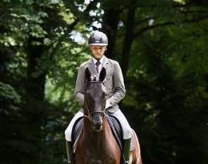 Shows are a very good opportunity to test the horse’s behaviour in unknown surroundings. Max and Fanti on their way from the lorry parking to the warm-up ring a few hundred meters away :: Photos © Silke Rottermann