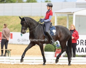 Regine Mispelkamp schooling Bayala at the CPEDI Mannheim :: Photo © Silke Rottermann