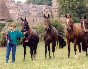 Jutta Langels with her mares and castle Hämelschenburg in the backdrop :: Photo © private