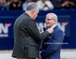 KWPN president Andries van Daalen gives Johan Hamminga the KWPN golden pin :: Photo © Dirk Caremans