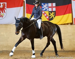 Uta Graf riding Herzenswunsch in the forward-downward-position during the lesson with Anja Beran at the 2026 Burgtagung :: Photos © Silke Rottermann			