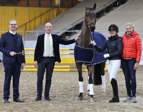 Fahr-Well with rider Ann-Christin Feix and owner Anja Plönzke (right) and auctioneer Bernd Hickert and auction manager Wilken Treu (left)