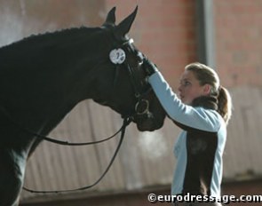 Mirelle van Kemenade-Witlox tries out Dreamcatcher at the 2003 PSI Auction :: Photo © Astrid Appels