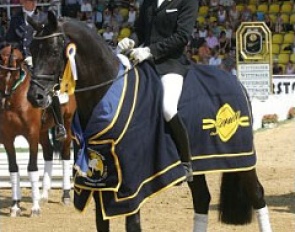 Holga Finken and Furst Heinrich win the 2003 World Young Horse Championships