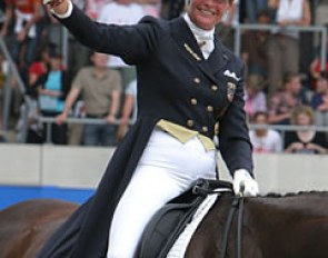 Ulla Salzgeber waves to the Aachen crowds :: Photo © Astrid Appels