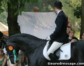 Dresemann (Daidalos x Wolkenstein II) fans holding up banner when Dresemann entered the ring for the award ceremony. The text says: "Keiner Macht Uns Mehr An Als Dresemann" meaning, "No One Lights My Fire More than Dresemann"