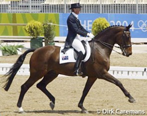 Mary Hanna and Limbo at the 2004 Olympic Games in Athens :: Photo © Dirk Caremans