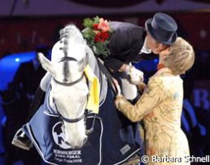 Ann Kathrin Linsenhoff congratulates Carola Koppelmann on Comic Hilltop for winning the 2006 Nurberger Burgpokal Finals :: Photo © Barbara Schnell