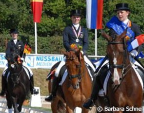 The lap of honour of the junior kur medalists
